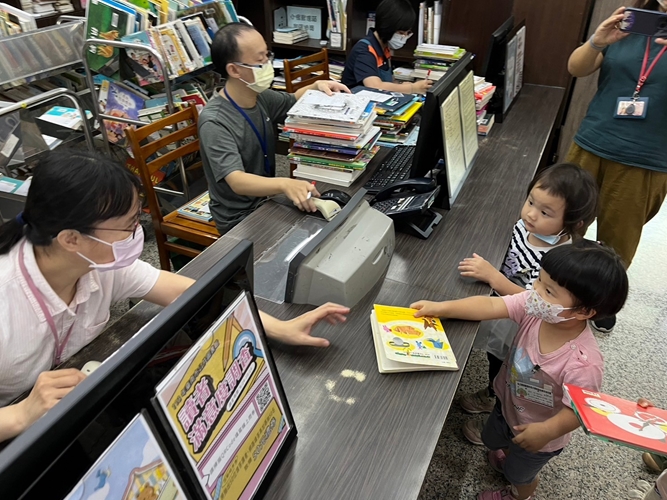 6.給圖書館阿姨刷要借的書