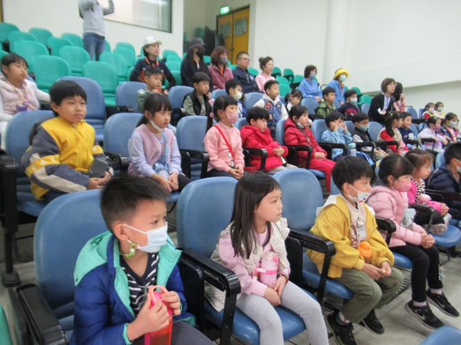 8.孩子看得很專心