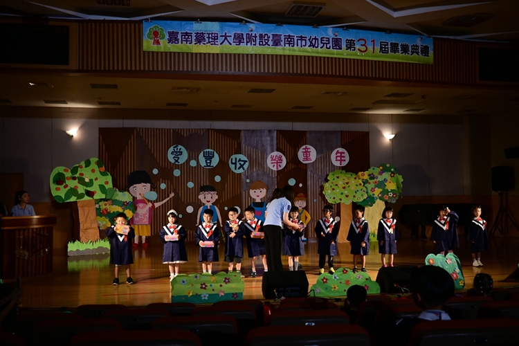 LINE_ALBUM_7.12畢業典禮_250714_152